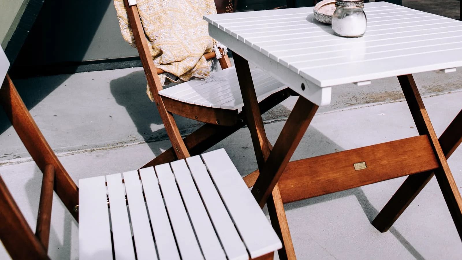 Terrazzo arredato con sedie e tavolo in legno