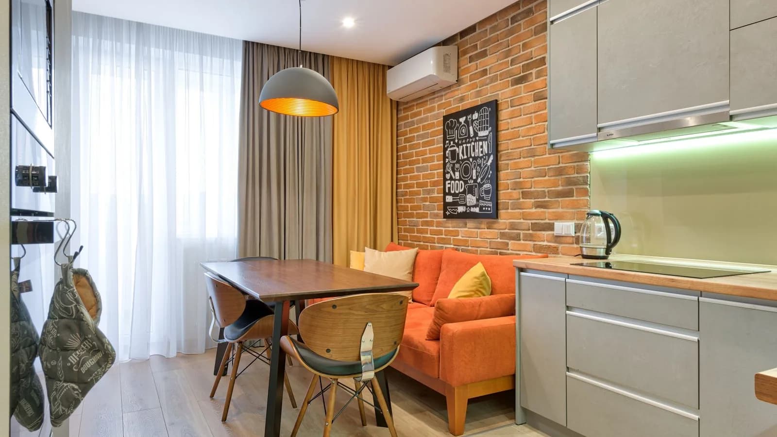 Piccolo appartamento con cucina a vista e angolo pranzo