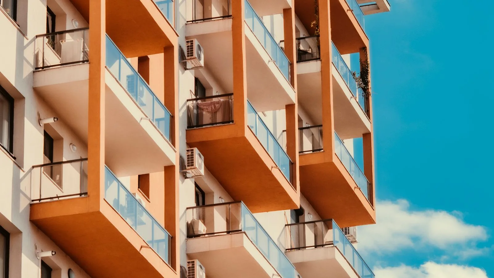 Facciata di un edificio residenziale con balconi vetrati