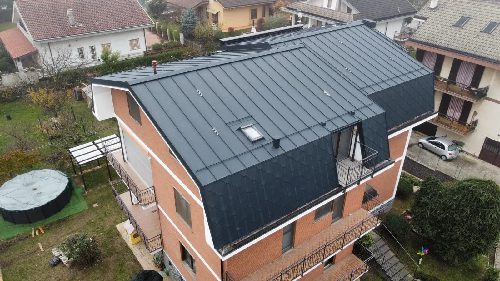 La villa a Caselette con la nuova copertura in lamiera PREFA